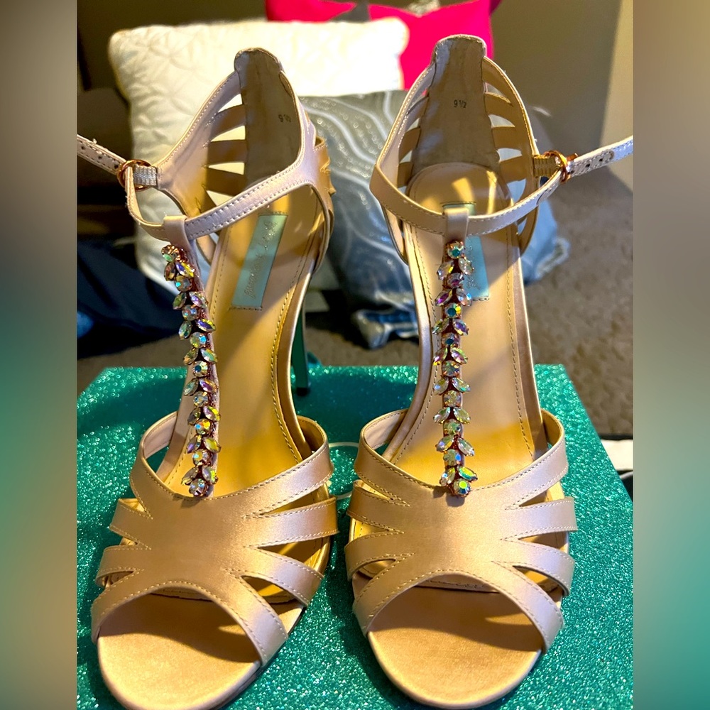 Blue by Betsy Johnson Champagne heels